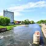 Апартаменты Comfortable, 2-Level Apartment By The River *