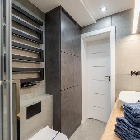 Comfortable, 2-level By The River דירה